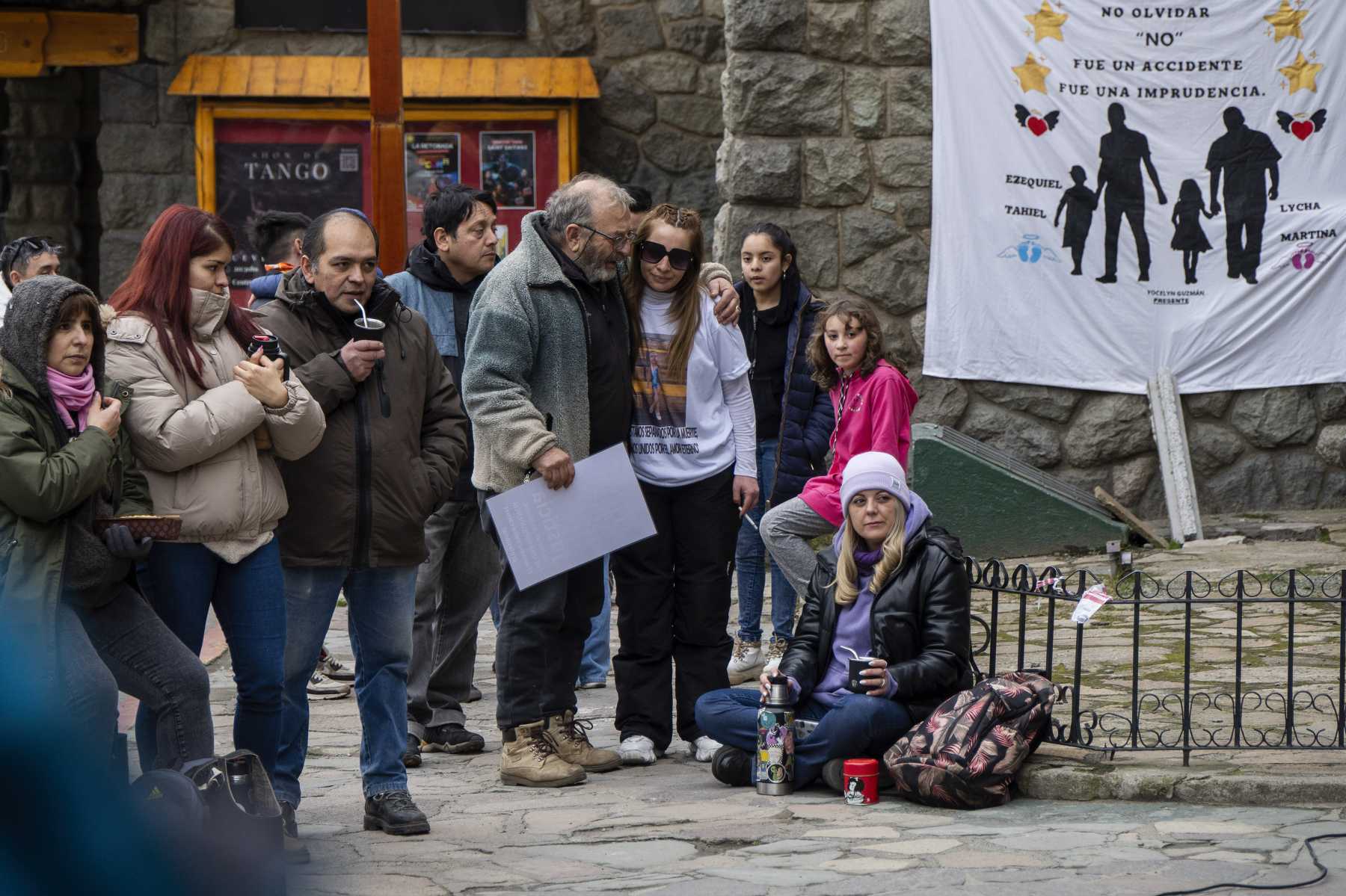 Emotivo pedido de justicia por los hermanos Linares y sus hijos en Bariloche. Foto: Marcelo Martinez / Patagonia