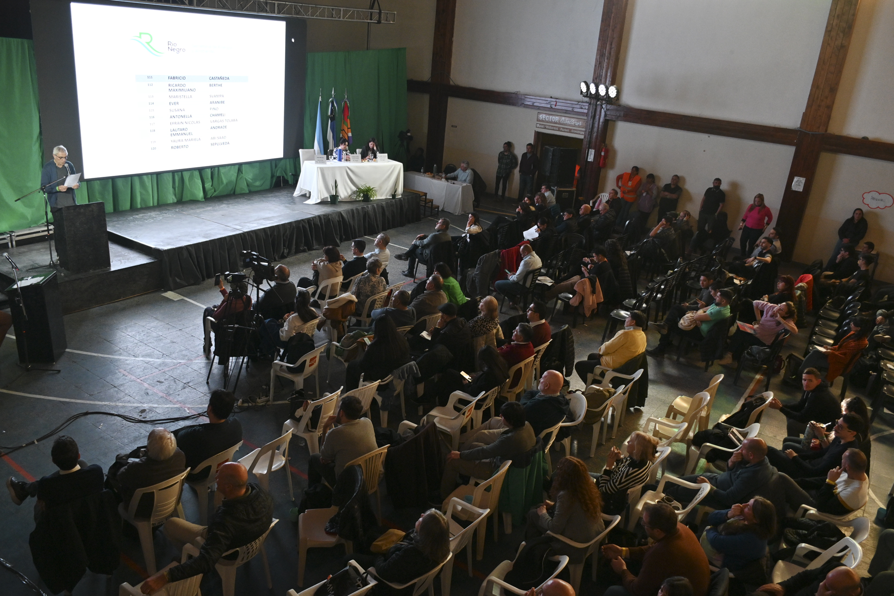 En el gimnasio de Jacobacci primaron las voces a favor del proyecto Calcatreu. Foto: Chino Leiva