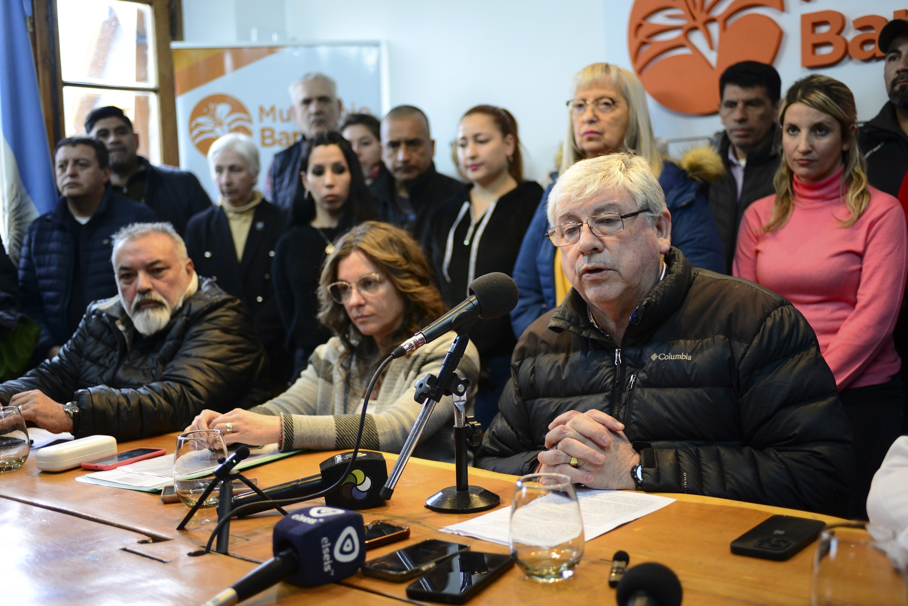 Walter Cortés, rodeado por su gabinete, este lunes al responder a los reclamos de Soyem. Foto: Chino Leiva