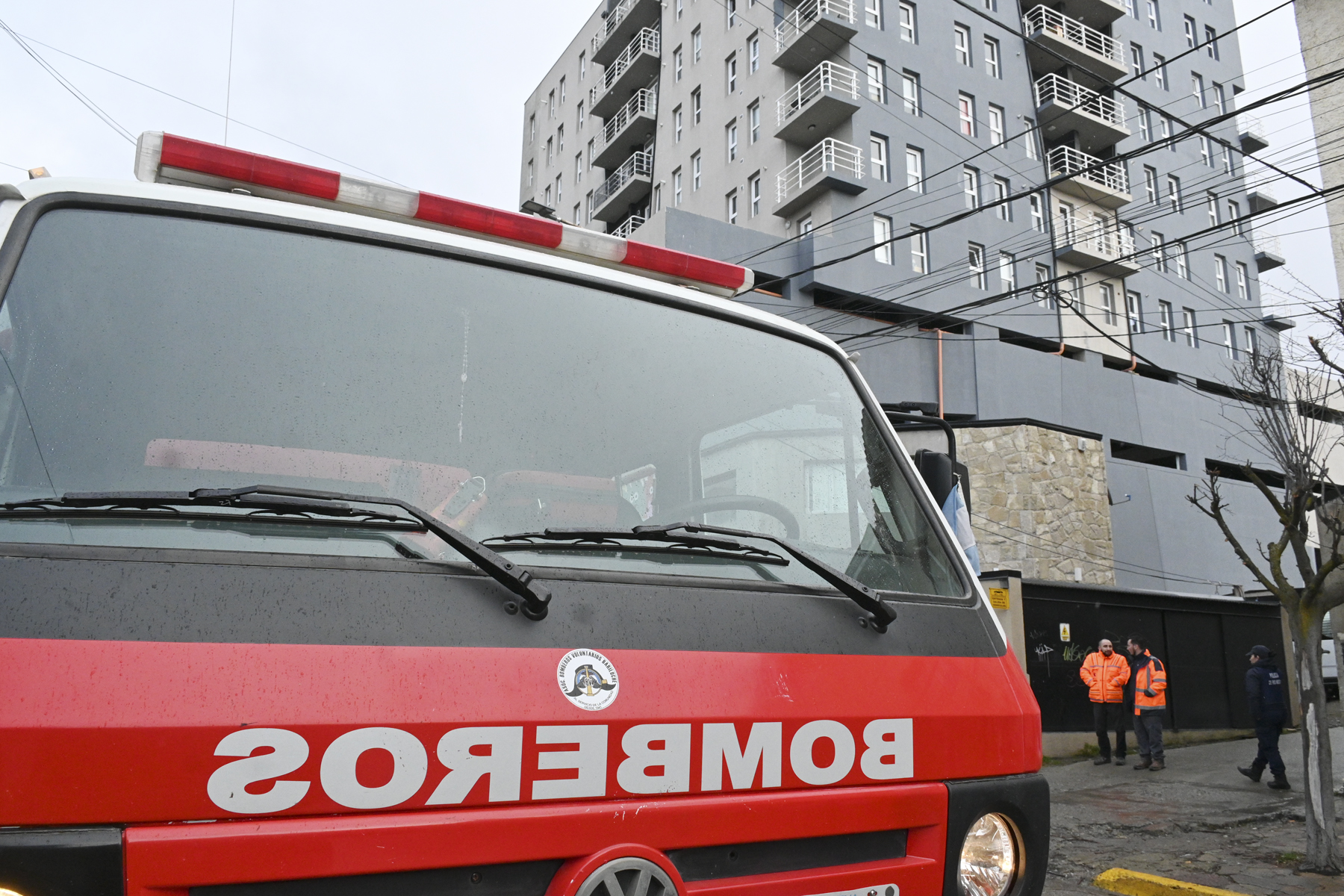 Bomberos trabajan en el lugar donde el trabajador murió este viernes en un edificio del centro de Bariloche. (foto Alfredo Leiva)