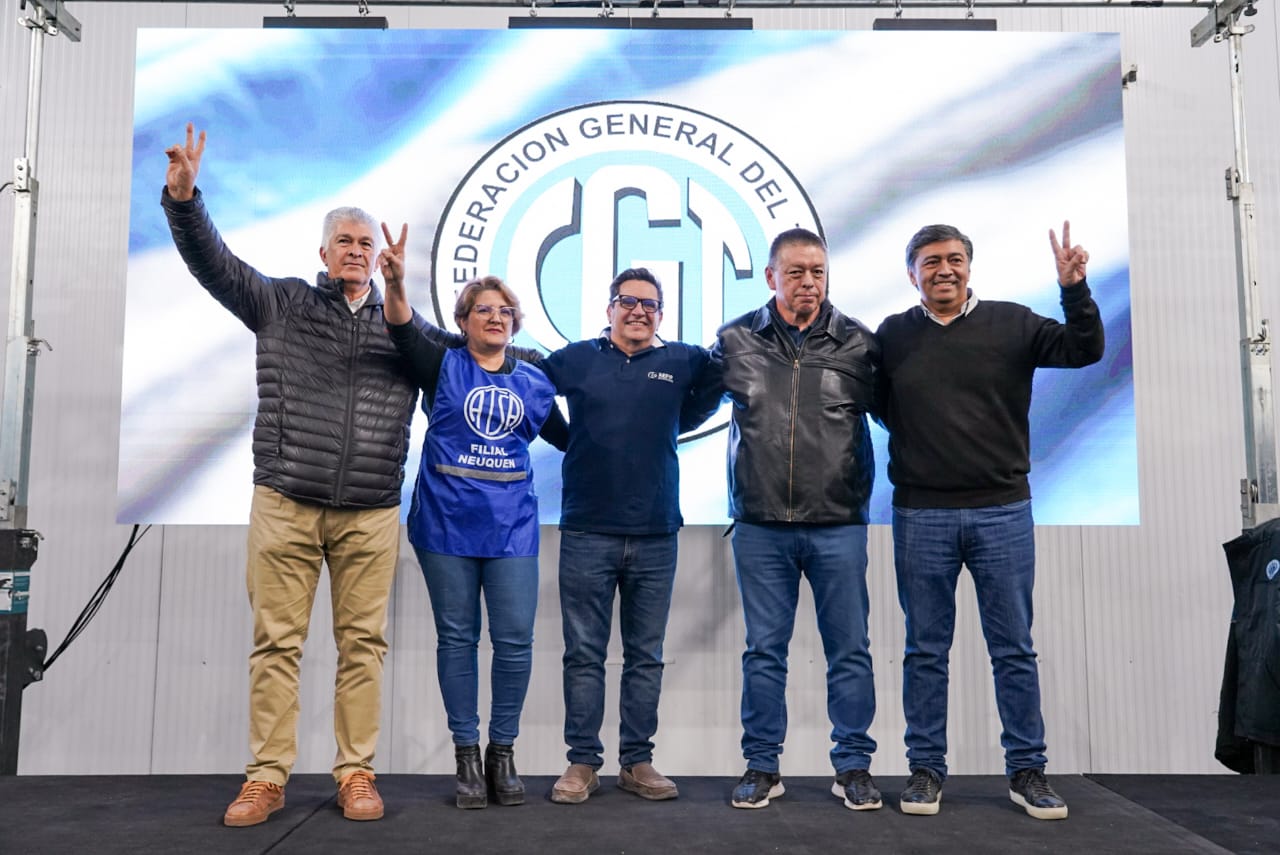 Horacio Otero, coordinador de la Secretaría de Interior de la CGT a nivel nacional, junto a integrantes de la lista número 71 “Celeste y Blanca Unidad”, que quedó liderada por un triunvirato compuesto por Ramón Fernández (CEC Neuquén), Luis Querci (UPCN) y Marina Díaz (ATSA).