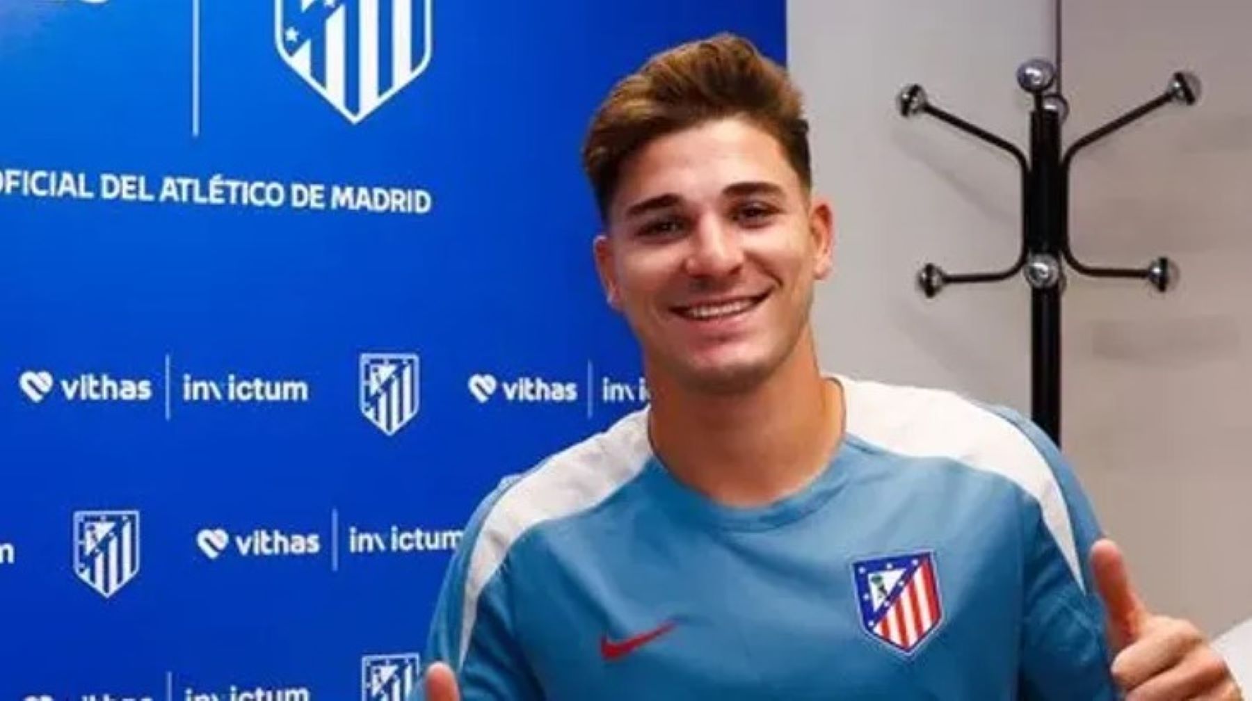 Julián Álvarez y la primera imagen con la ropa del Atlético de Madrid.