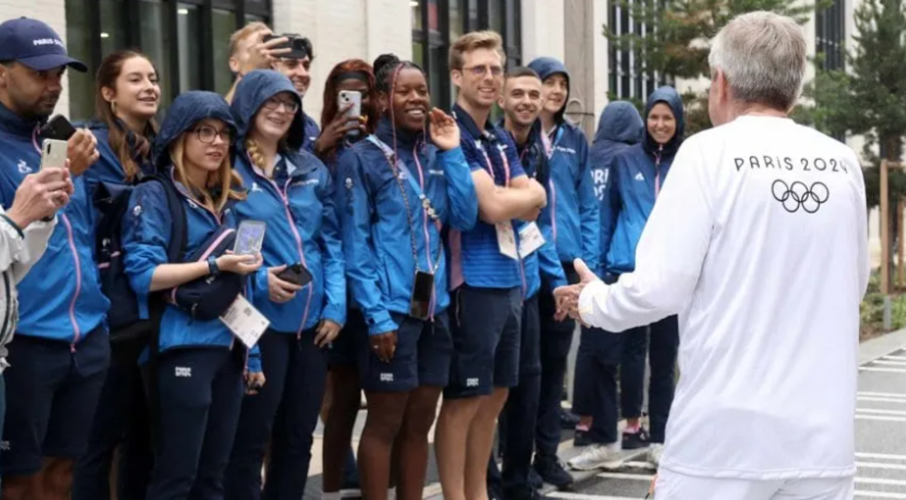 Thomas Bach, titular del COI, junto a un grupo de voluntarios, durante la cita olímpica. 