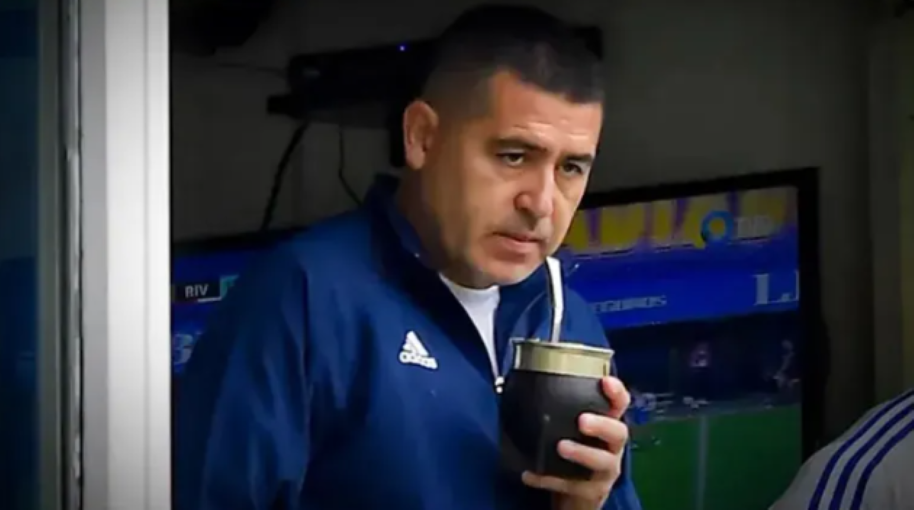 Riquelme sale de compras, pero no concreta. Se le cayó otro enganche.
