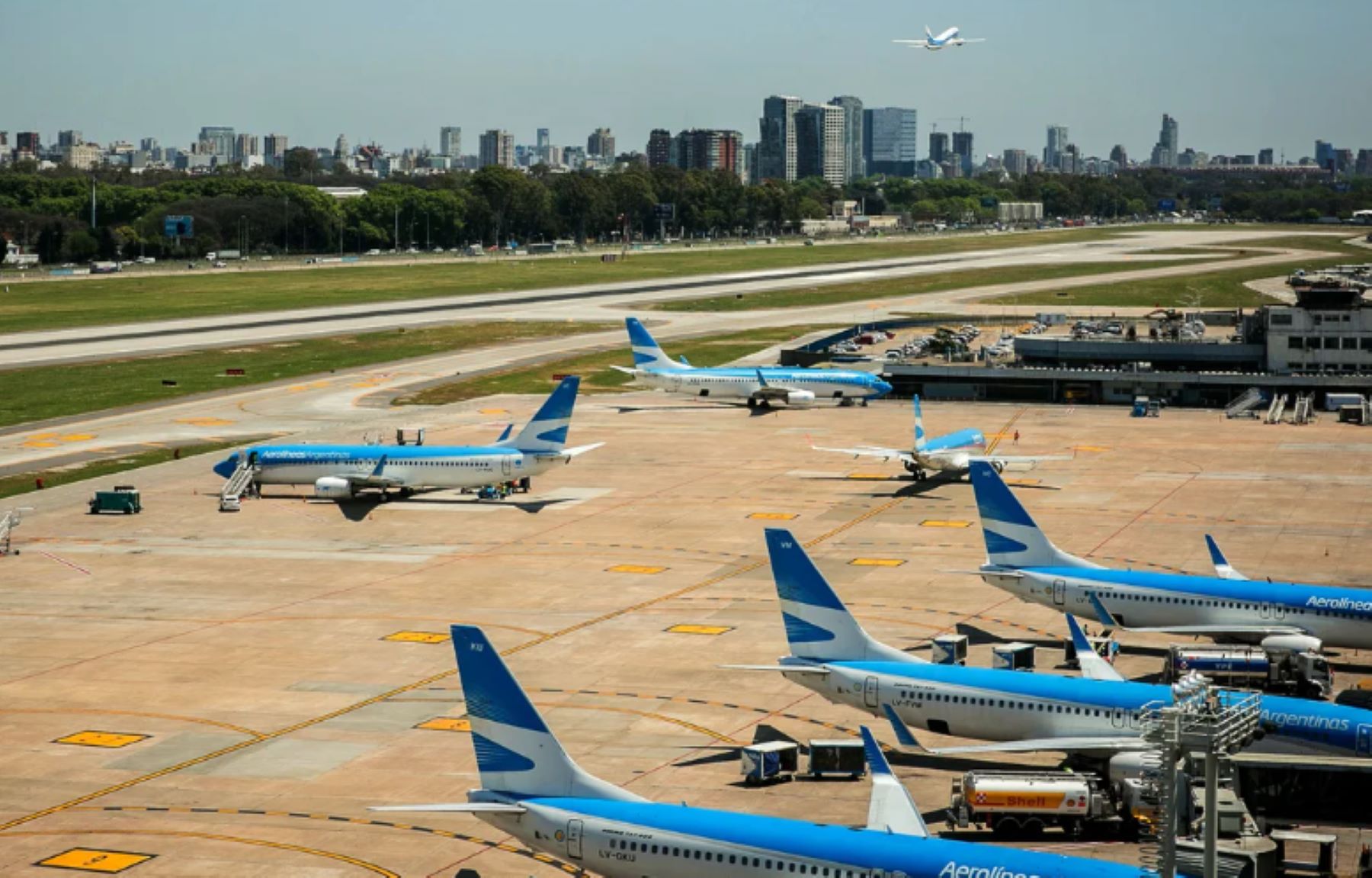 Aerolíneas Argentinas, la empresa aérea estatal. 