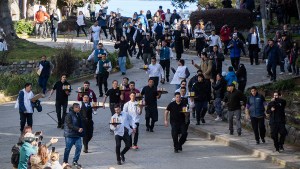 Fiesta Nacional de la Nieve en Bariloche: carrera de mozos con magia, historia y adrenalina