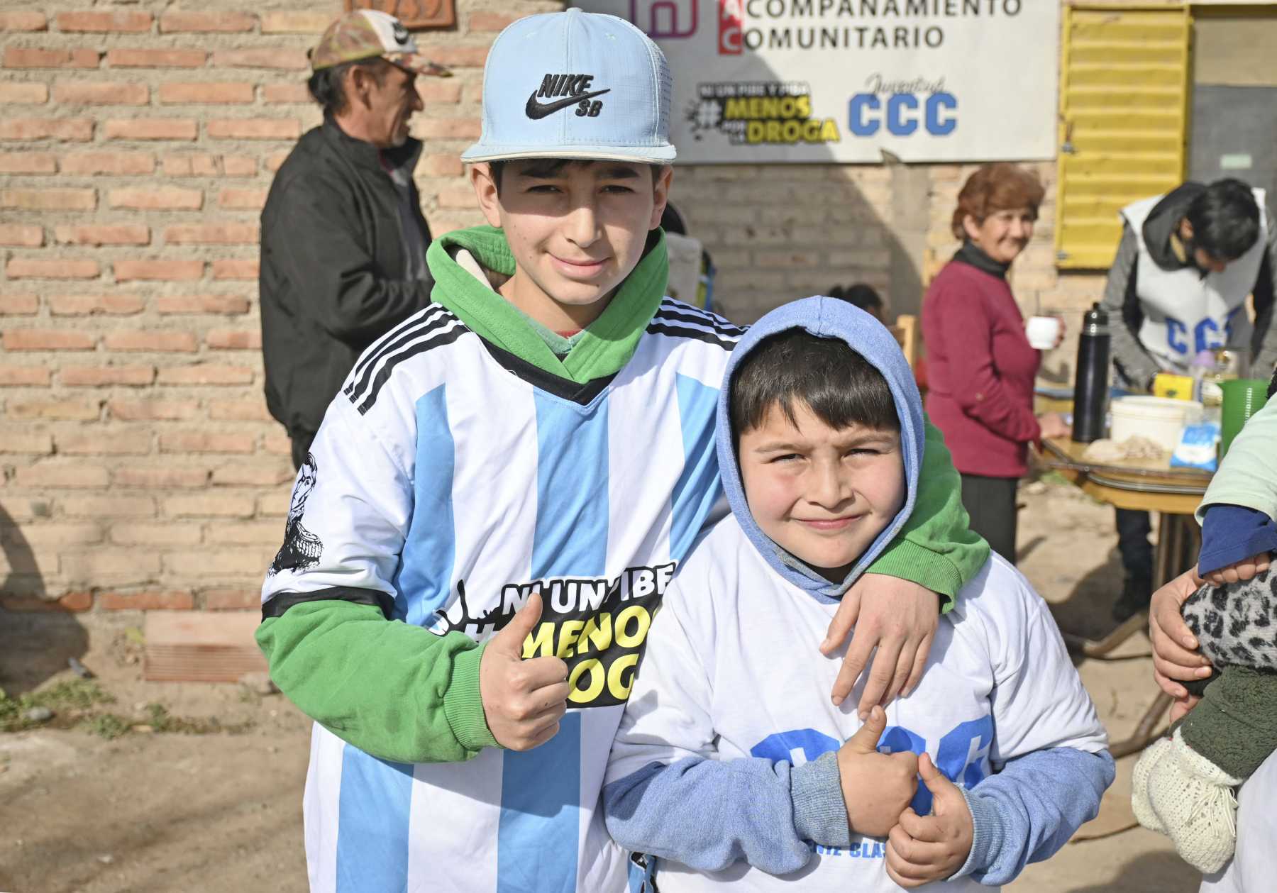 Benjamín y Juanito, de 16 y 7 años derrocharon solidaridad. Foto: Florencia Salto. 