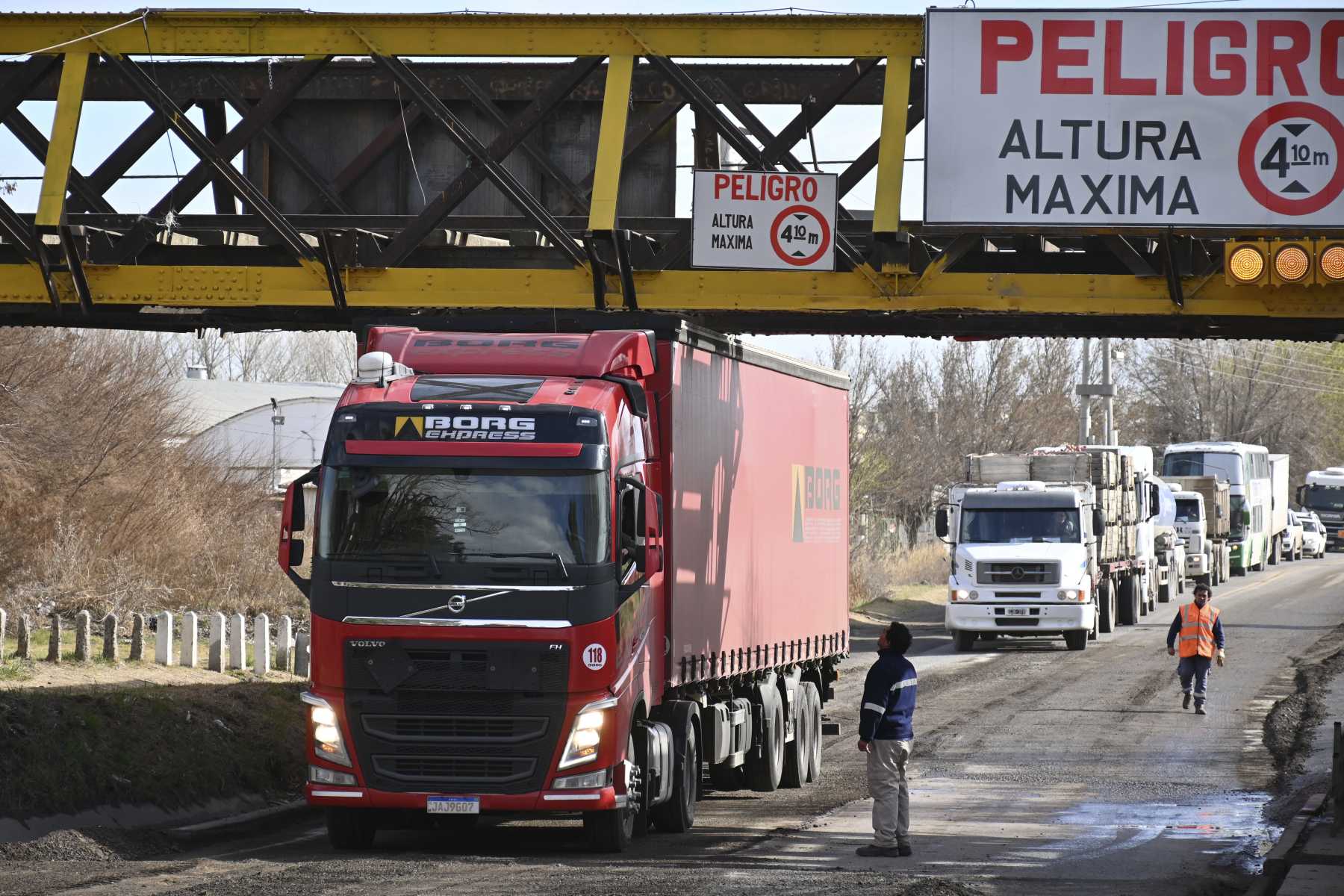 El choque al puente ferroviario fue la razón por la cual se suspendió el servicio. 
