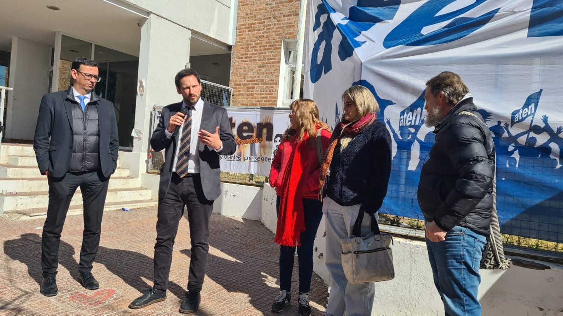 Al término de la audiencia habló el abogado, el secretario general de ATEN y la esposa del gasista, Francés. (Foto: Andrea Vazquez)