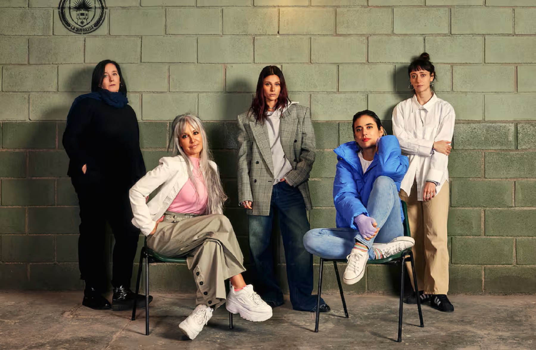 Ana Garibaldi, Erika de Sautu Riestra, Valentina Zenere, Carolina Ramírez y Camila Peralta, protagonistas de "En el barro". (Bruno Ilusorio/ Netflix)
