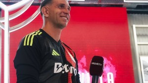 Dibu Martínez renovó contrato con Aston Villa por cinco temporadas