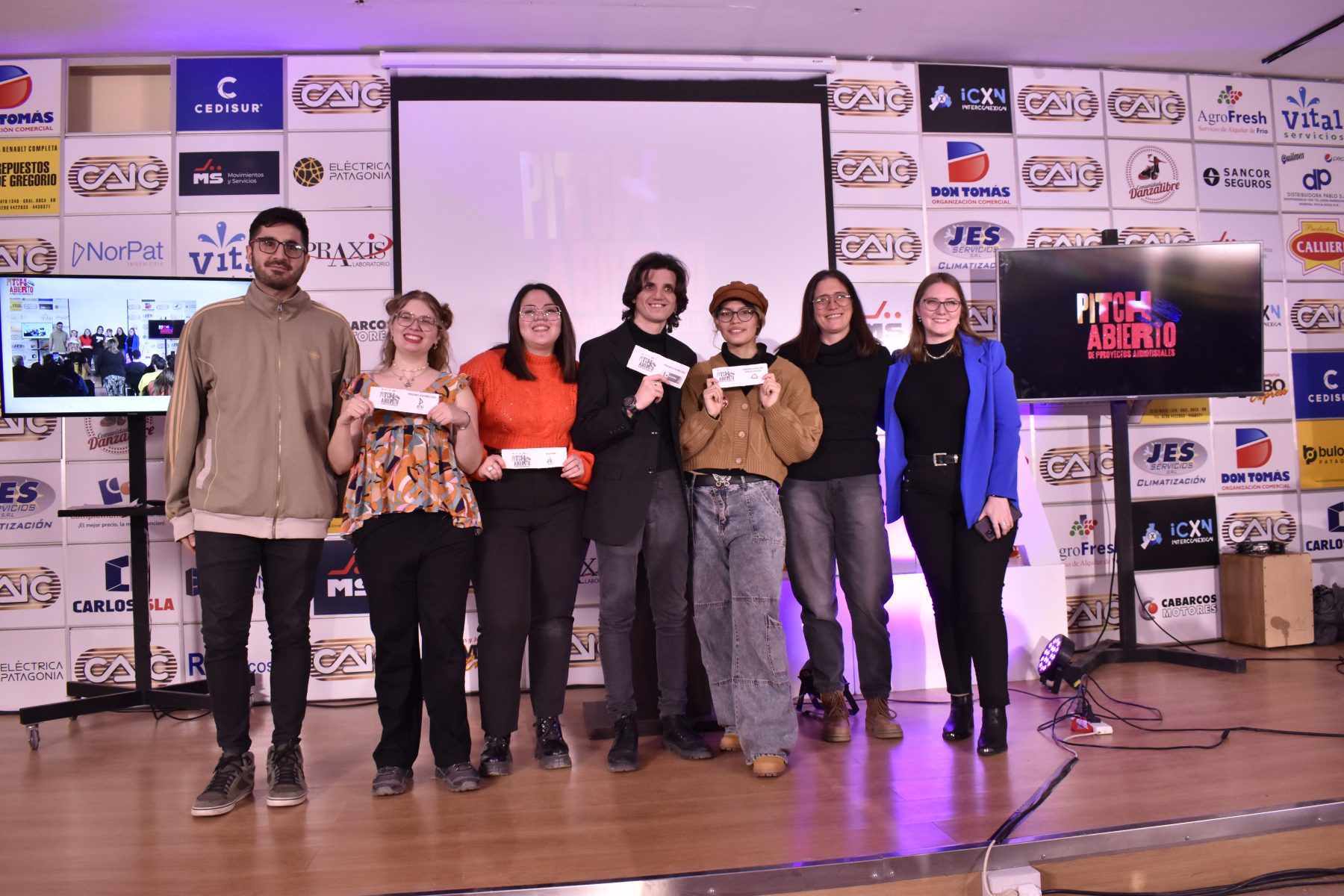 Los estudiantes ganadores del pitch abierto.