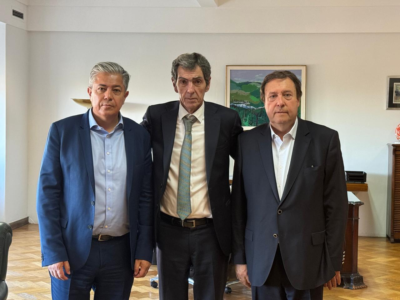 La foto sin onda que se sacaron los gobernadores Rolando Figueroa y Alberto Weretilneck con Eduardo Rodríguez Chirillo donde les prometió participar en la concesión de las reepresas (Neuquén Informa)