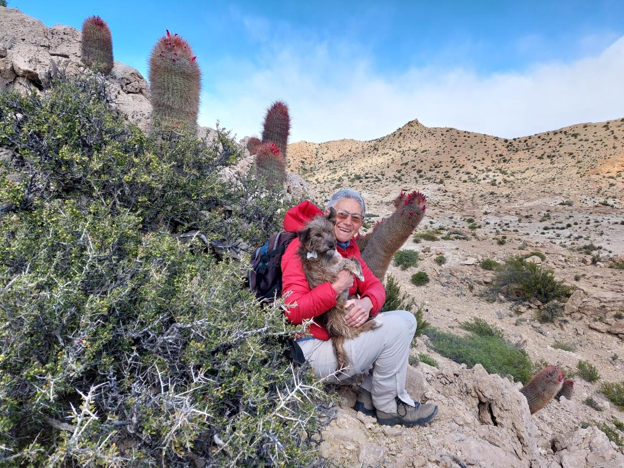 Marcela Ferreyra sale con su perra adoptiva a visitar lugares del Monte austral. Foto: gentileza