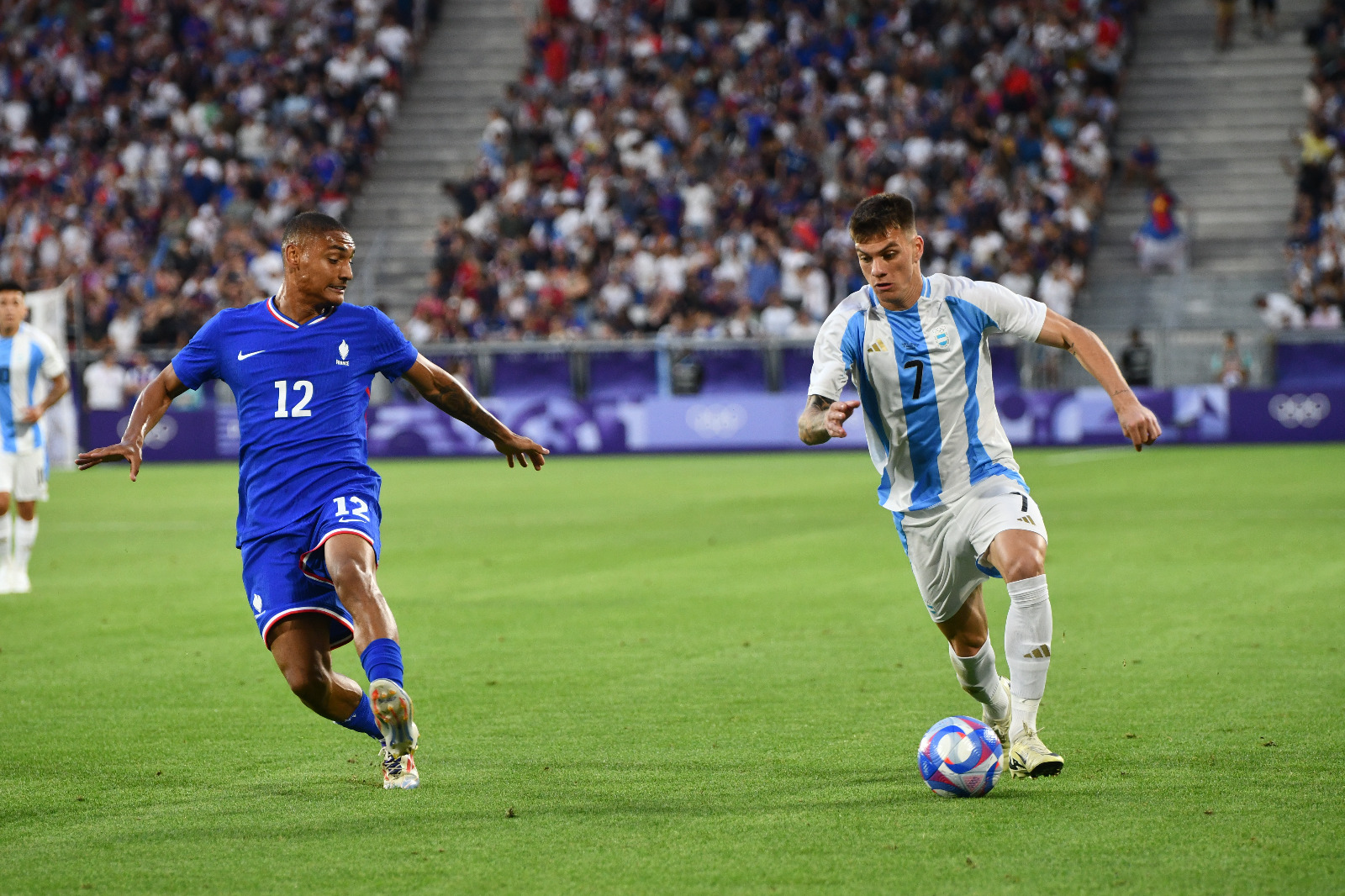 Kevin Zenón busca desnivelar al defensor de Francia en el primer tiempo. 