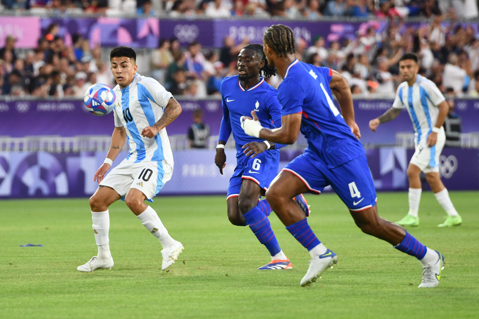 Thiago Almada maneja la pelota para Argentina pero no pudo desnivelar en el marcador. 