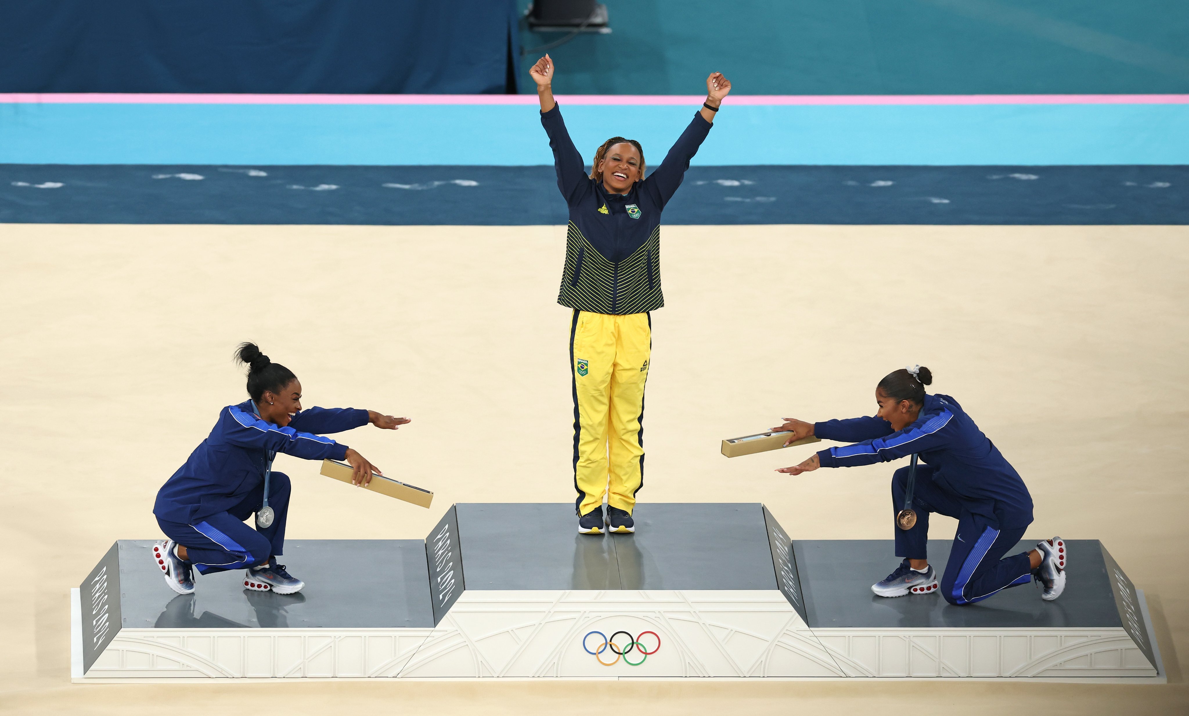 El gesto de Simone Biles y Jordan Chiles con Rebeca Andrade. 