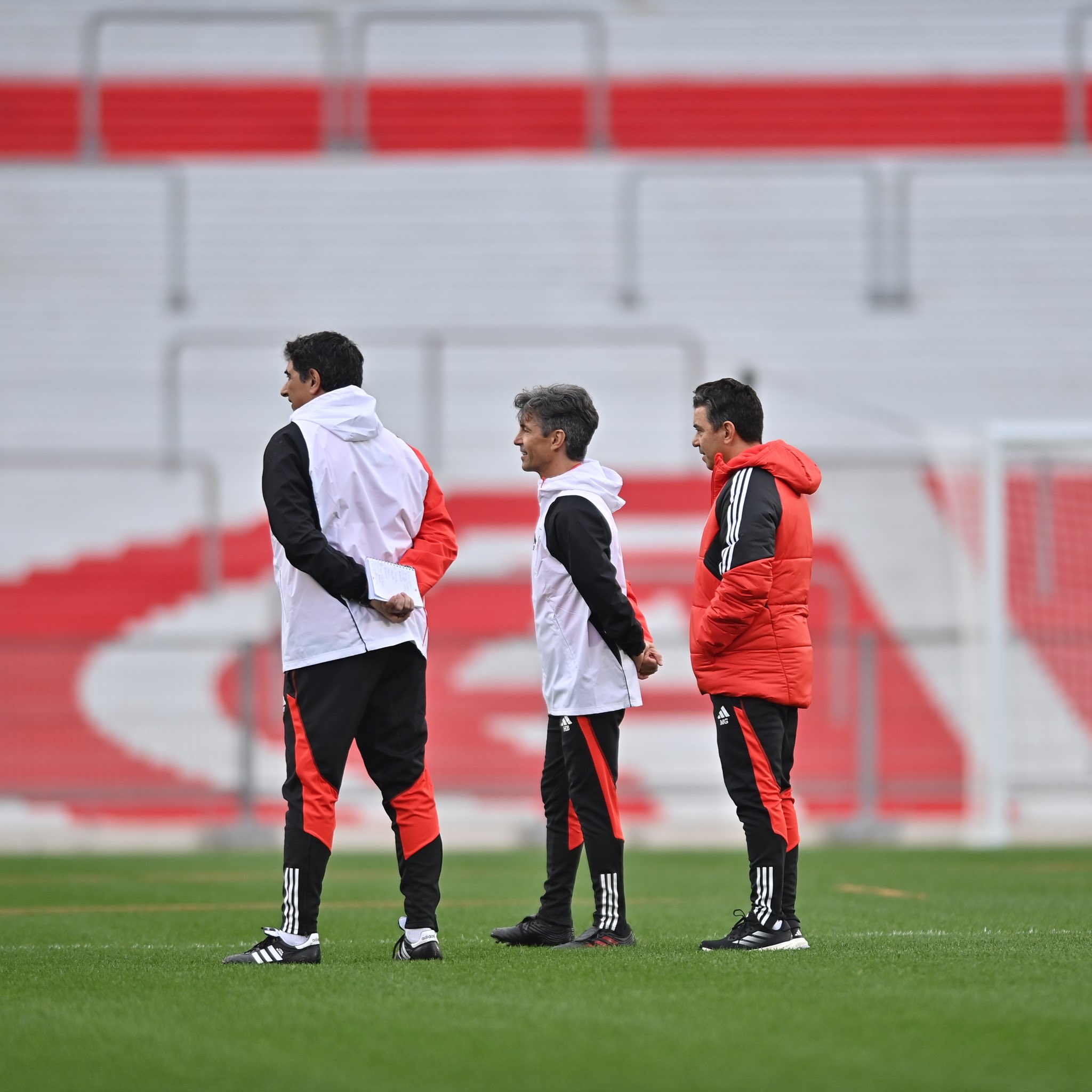 Gallardo dirigió la primera práctica en River junto a su cuerpo técnico. 