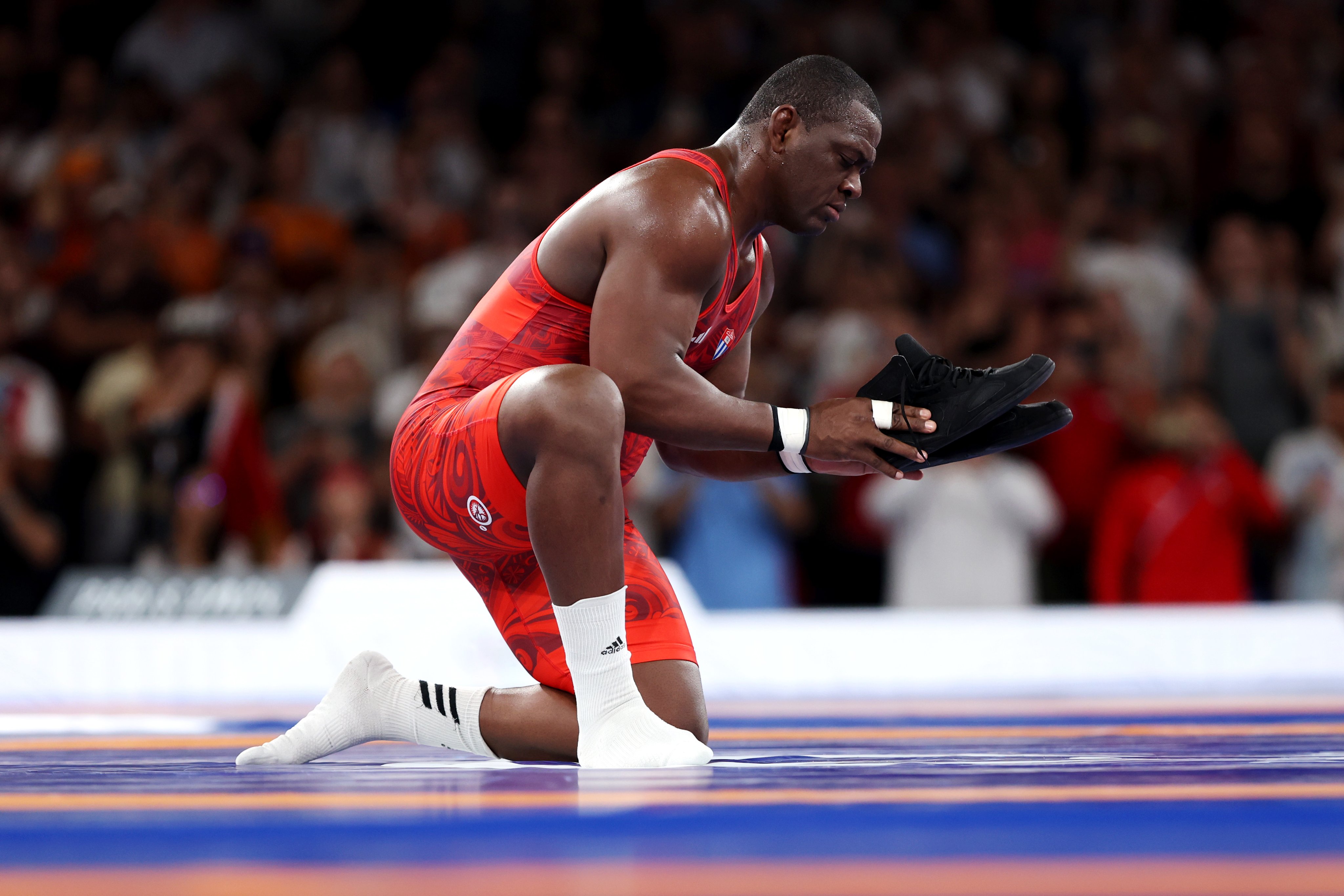 El atleta cubano es el primer deportista en conseguir cinco oros olímpicos seguidos. Tras el logro se retiró de la lucha grecorromana. 