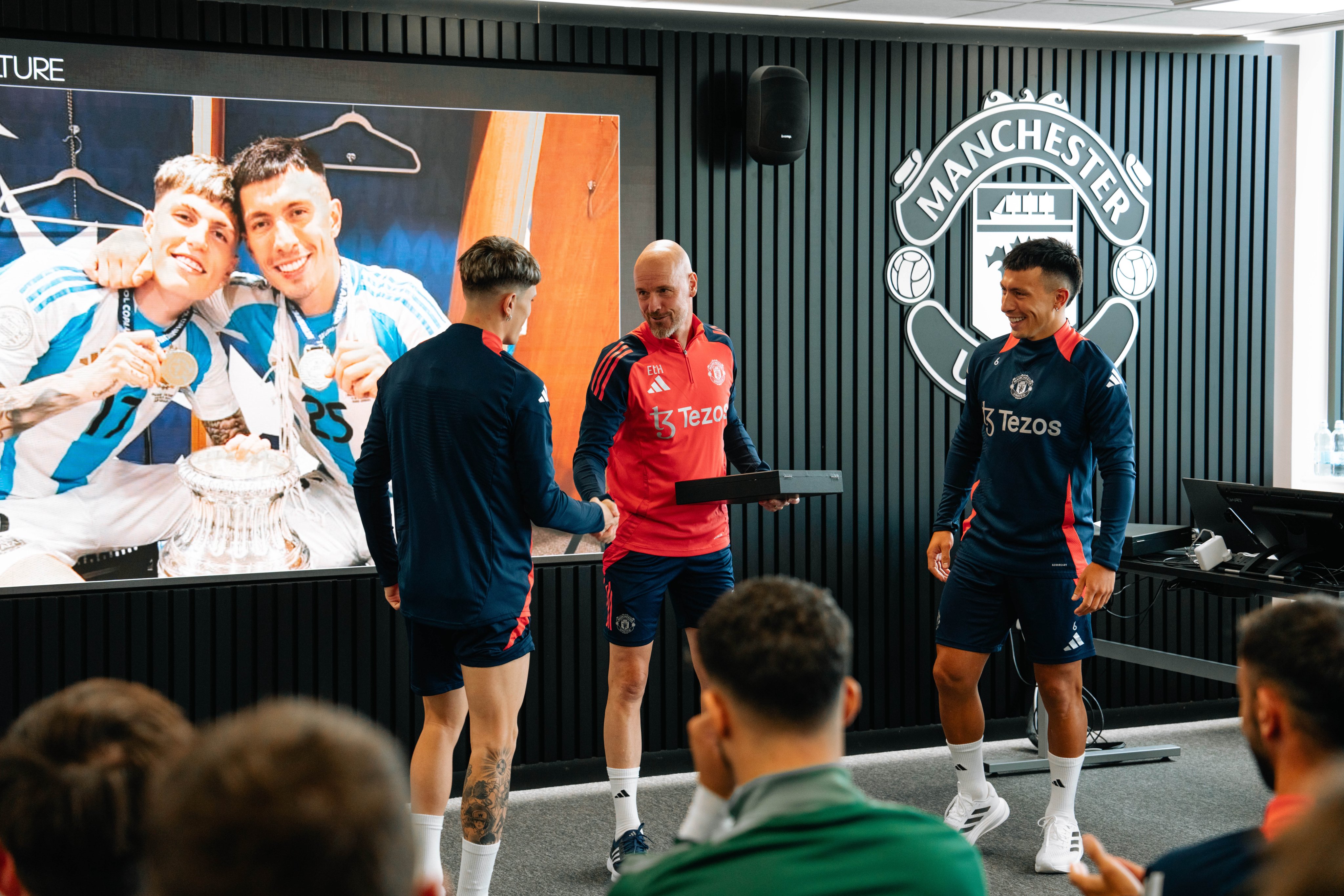 Martínez y Garnacho, reconocidos en el Manchester United, recibieron una distinción del entrenador Erik ten Hag. 