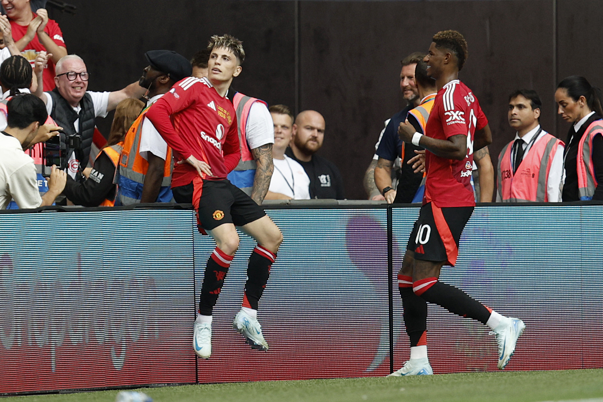 El argentino Alejandro Garnacho ingresó en el complemento y marcó el gol del United para el triunfo parcial ante el City. 