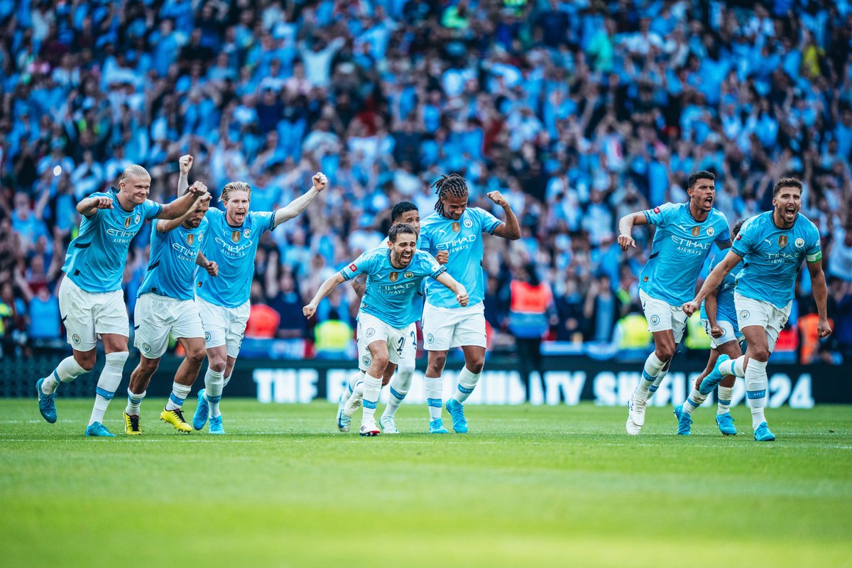 El festejo de los jugadores del City tras imponerse en los penales al United de Garnacho y Lisandro Martínez.