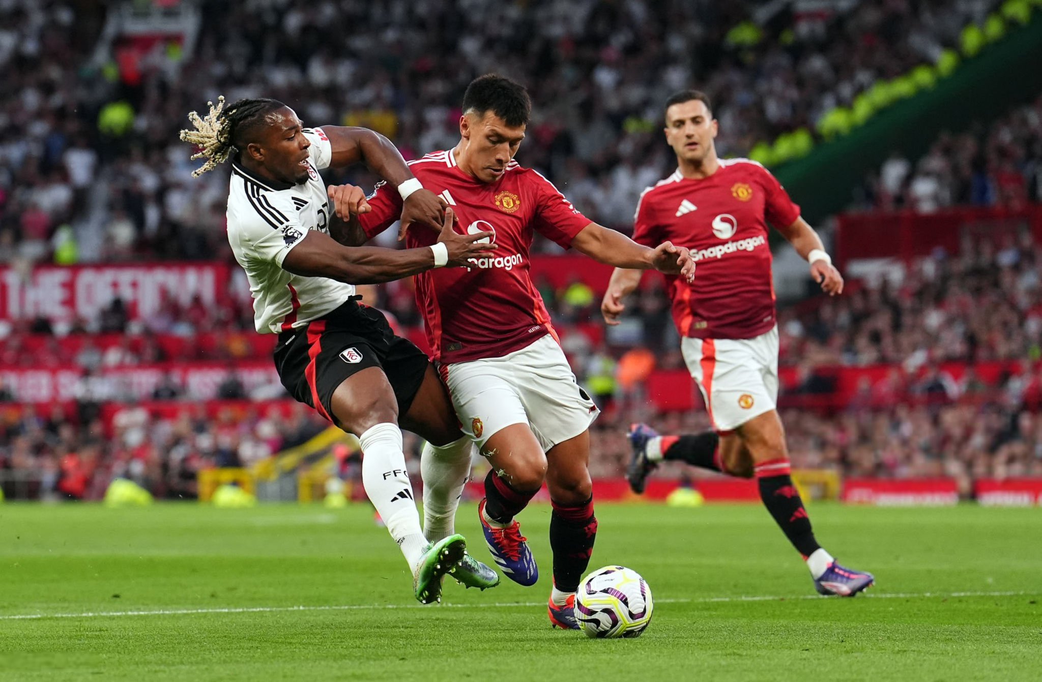 Lisandro Martínez jugó los noventa minutos en el debut con triunfo del Manchester United. 