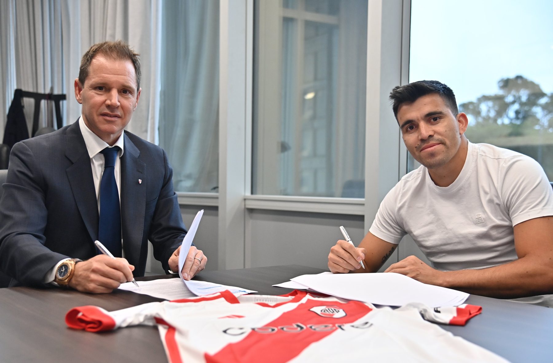 Acuña firmó su contrato en River (Foto: @RiverPlate)