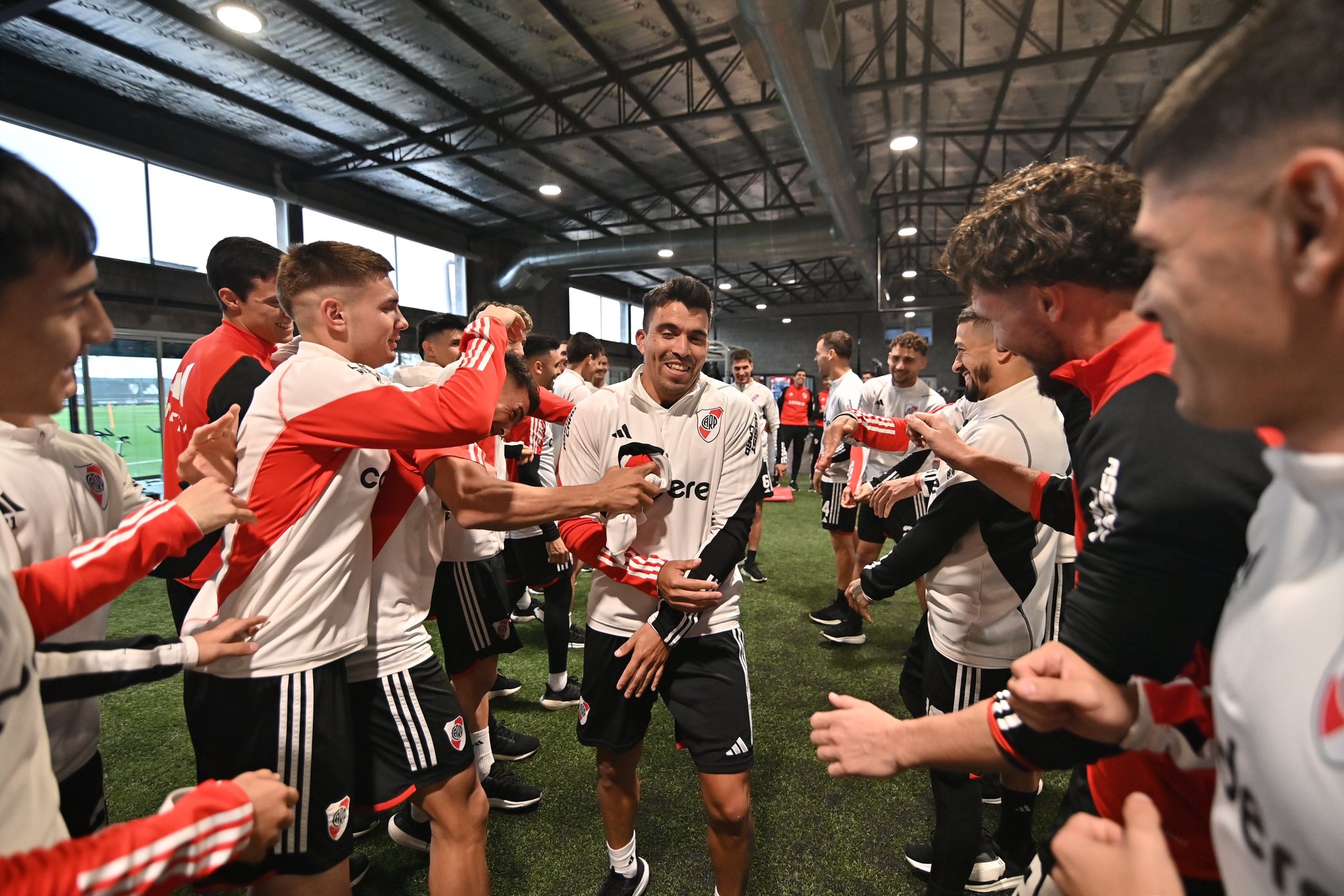 Marcos Acuña y el cálido recibimiento de sus nuevos compañeros en el entrenamiento de River. 