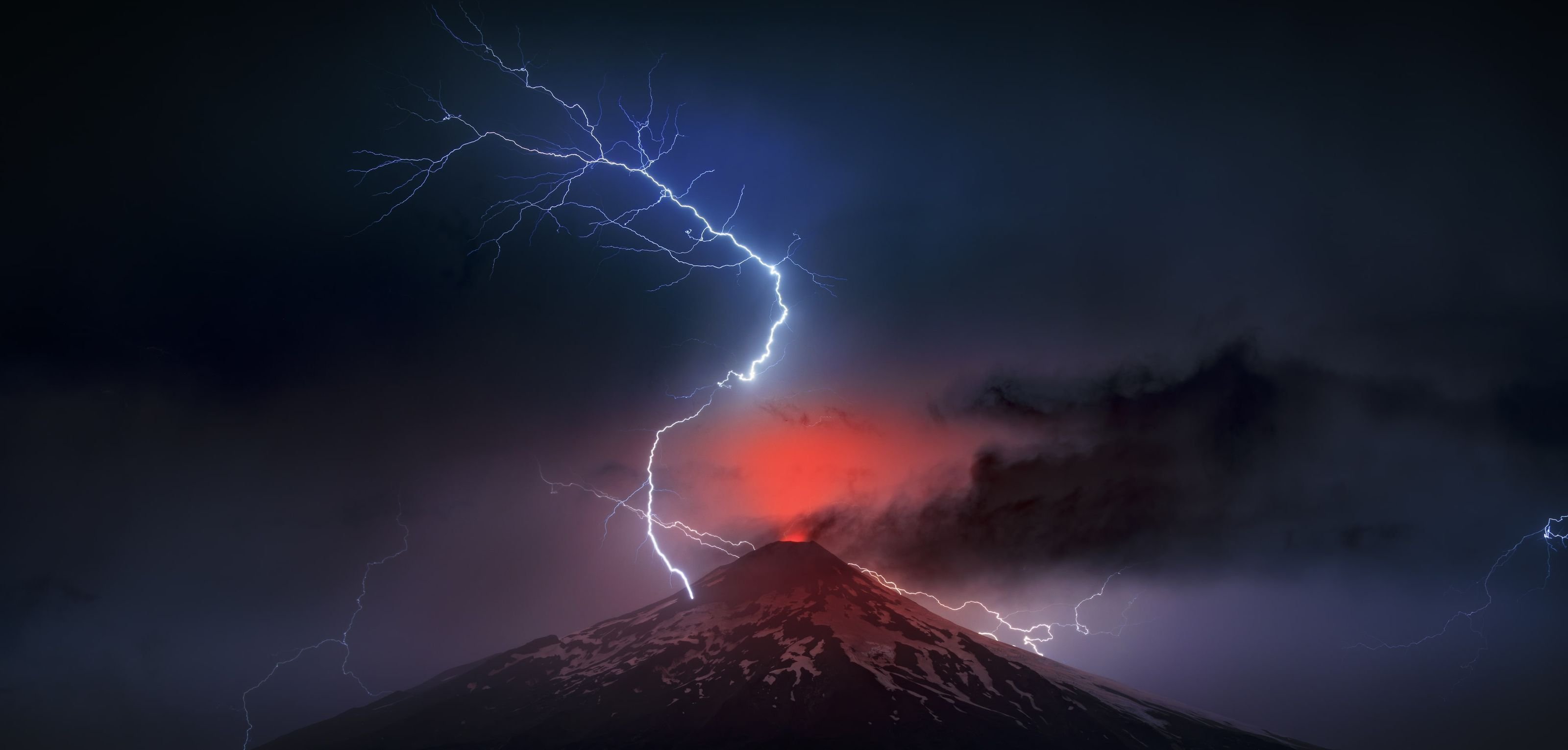 El volcán Villarrica visto de forma impresionante por el "cazador de volcanes" de Chile.