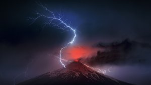 El volcán Villarrica visto de forma impresionante por el «cazador de volcanes» de Chile