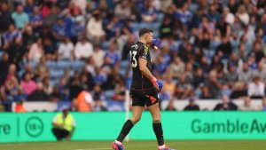 El lujo de Dibu Martínez en la victoria del Aston Villa ante Leicester que hizo delirar a los hinchas