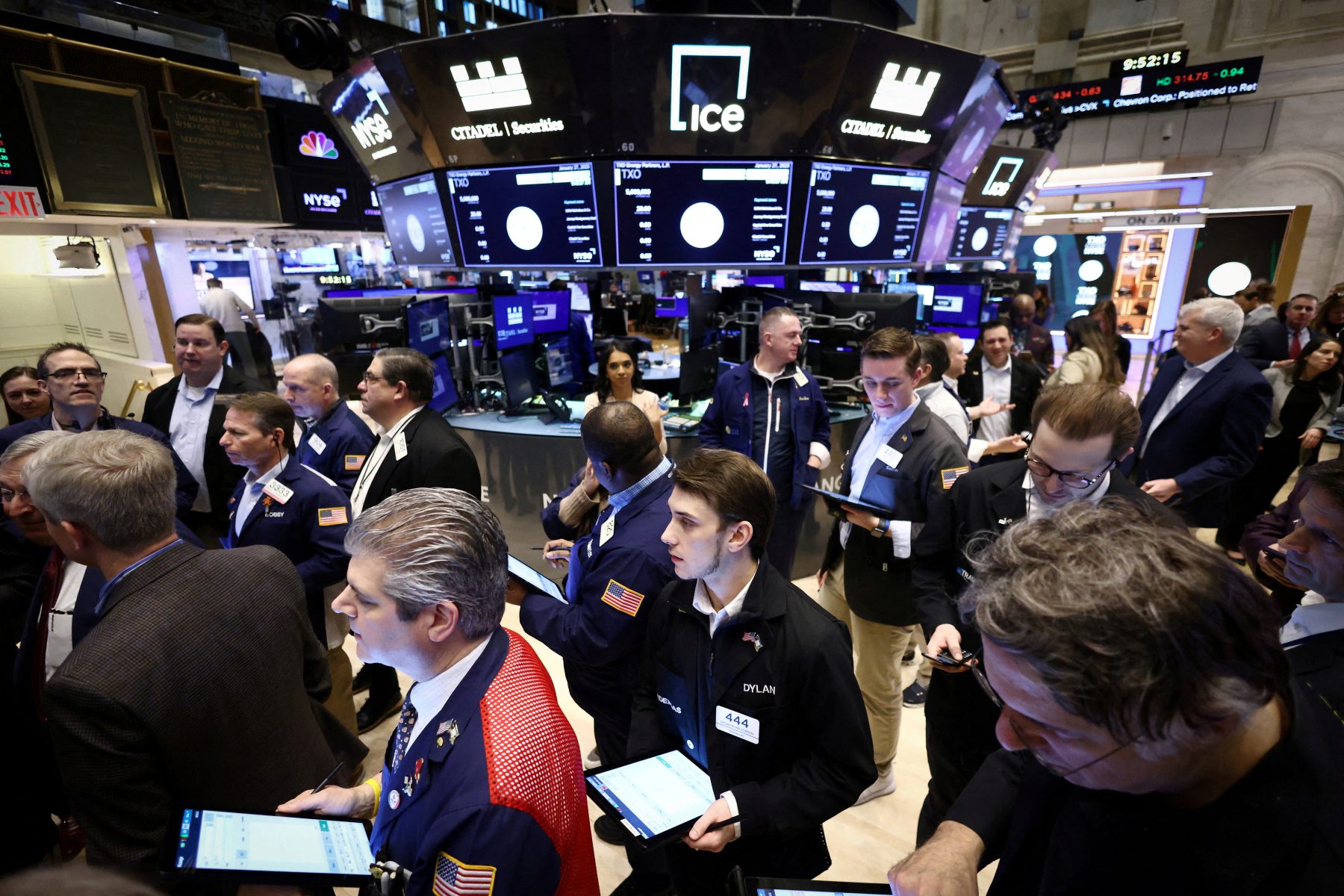 Caen las bolsas del mundo y hay expectativa por la apertura de Wall Street (Reuters).