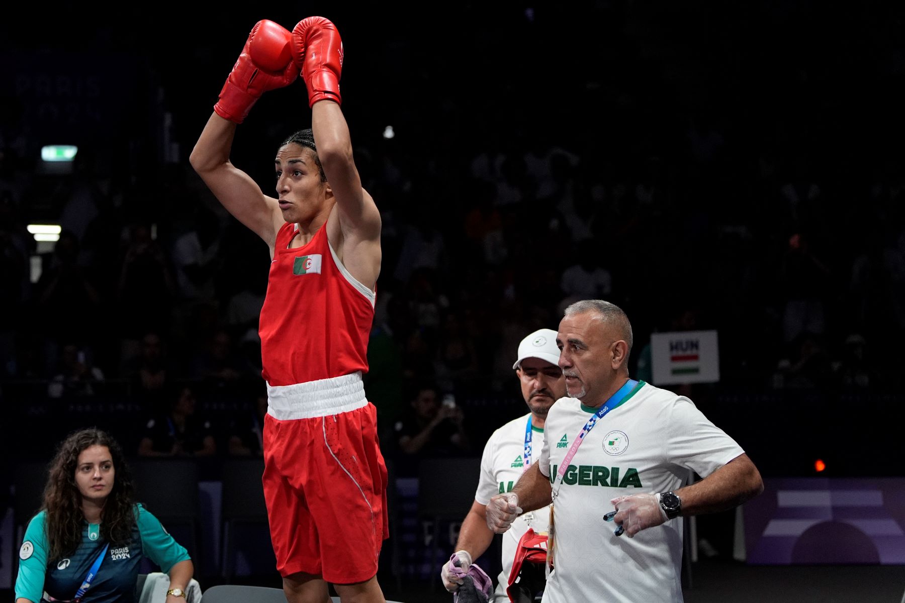 Imane Khelif no dejó dudas y ganó en fallo unánime, para meterse en las semifinales de París 2024. (AFP)
