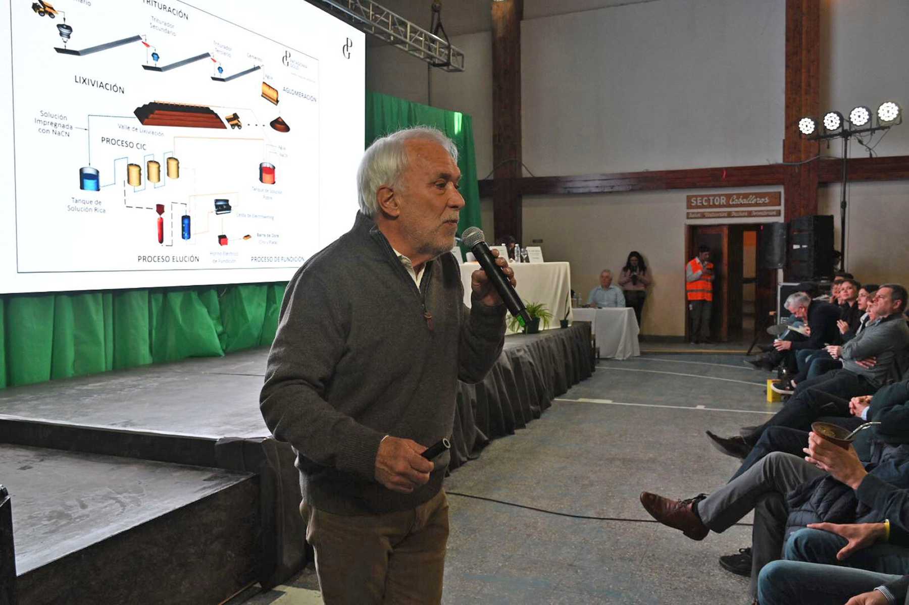 Un referente de la empresa Patagonia Gold defendió el proyecto y explicó la propuesta minera. Foto: Chino Leiva