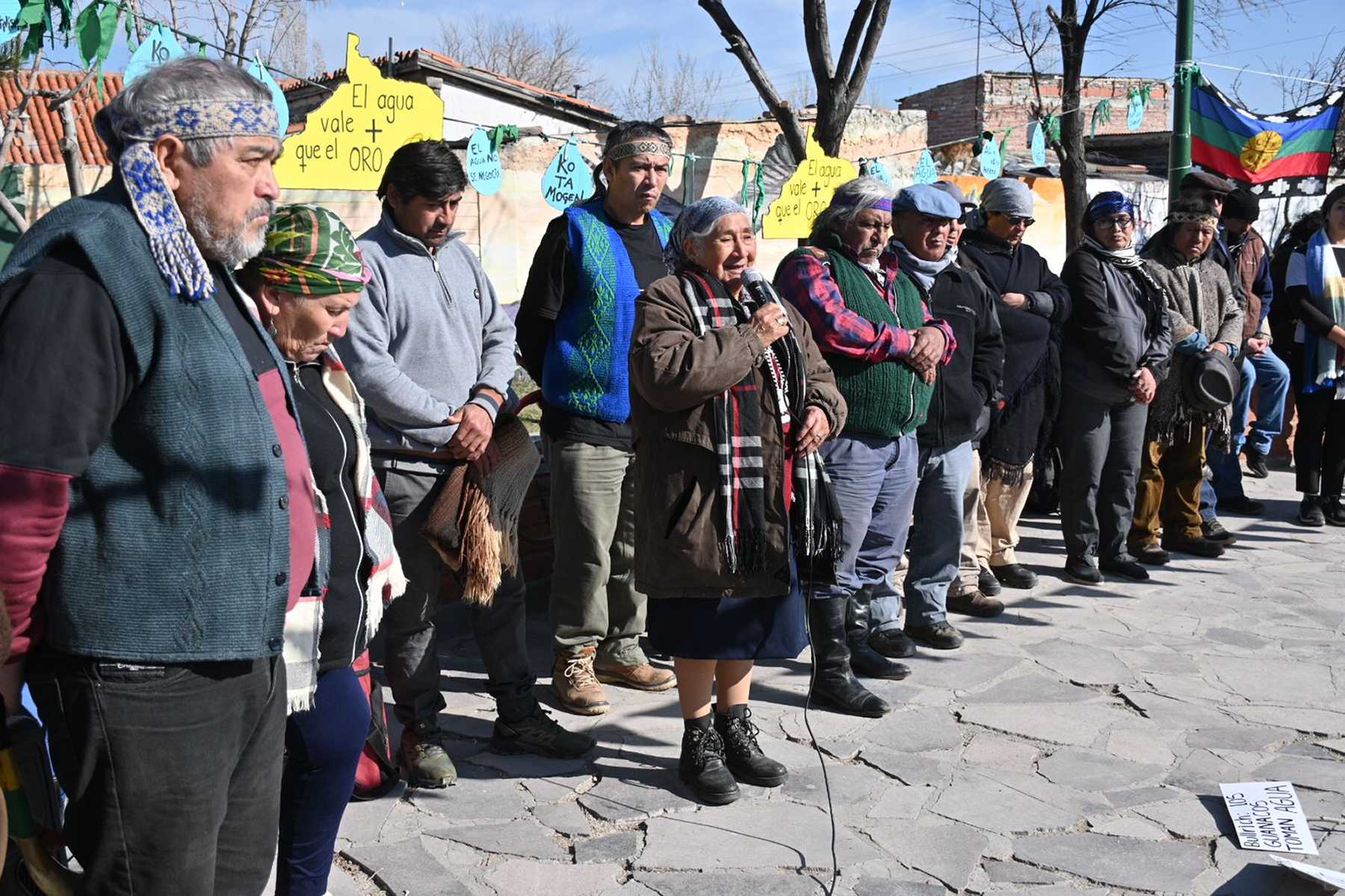 Referentes mapuches se expresaron en una plaza de Jacobacic, a 400 metros de donde se realiza la audiencia pública por Calcatreu. Foto: Chino Leiva