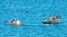 Image of Iba kayaking in Las Grutas, he approached a whale, caressed it and the video opened the debate