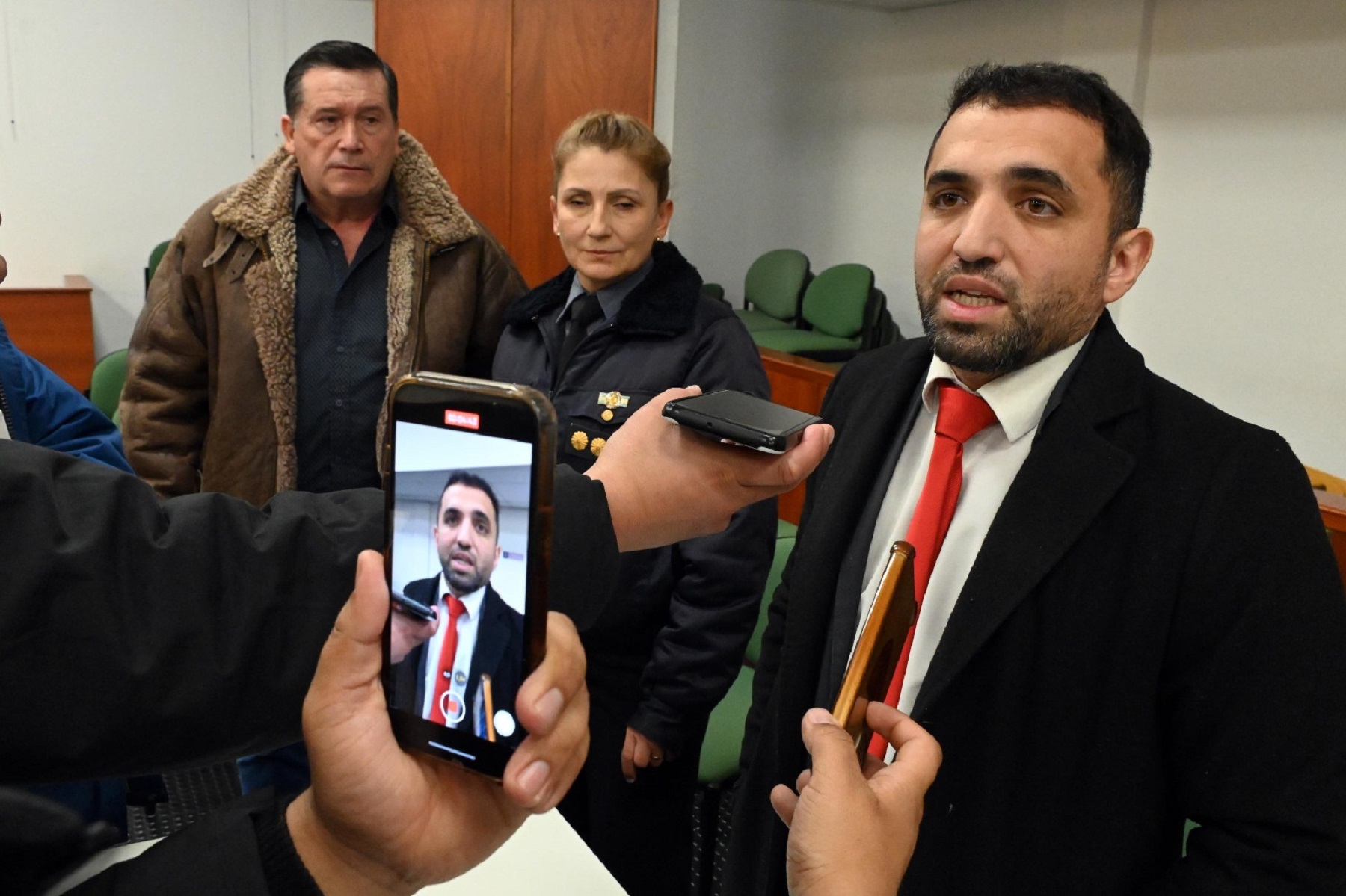 El abogado Torres y los padres de Gabriel mostraron su descontento por la sentencia. Foto: Marcelo Ochoa.