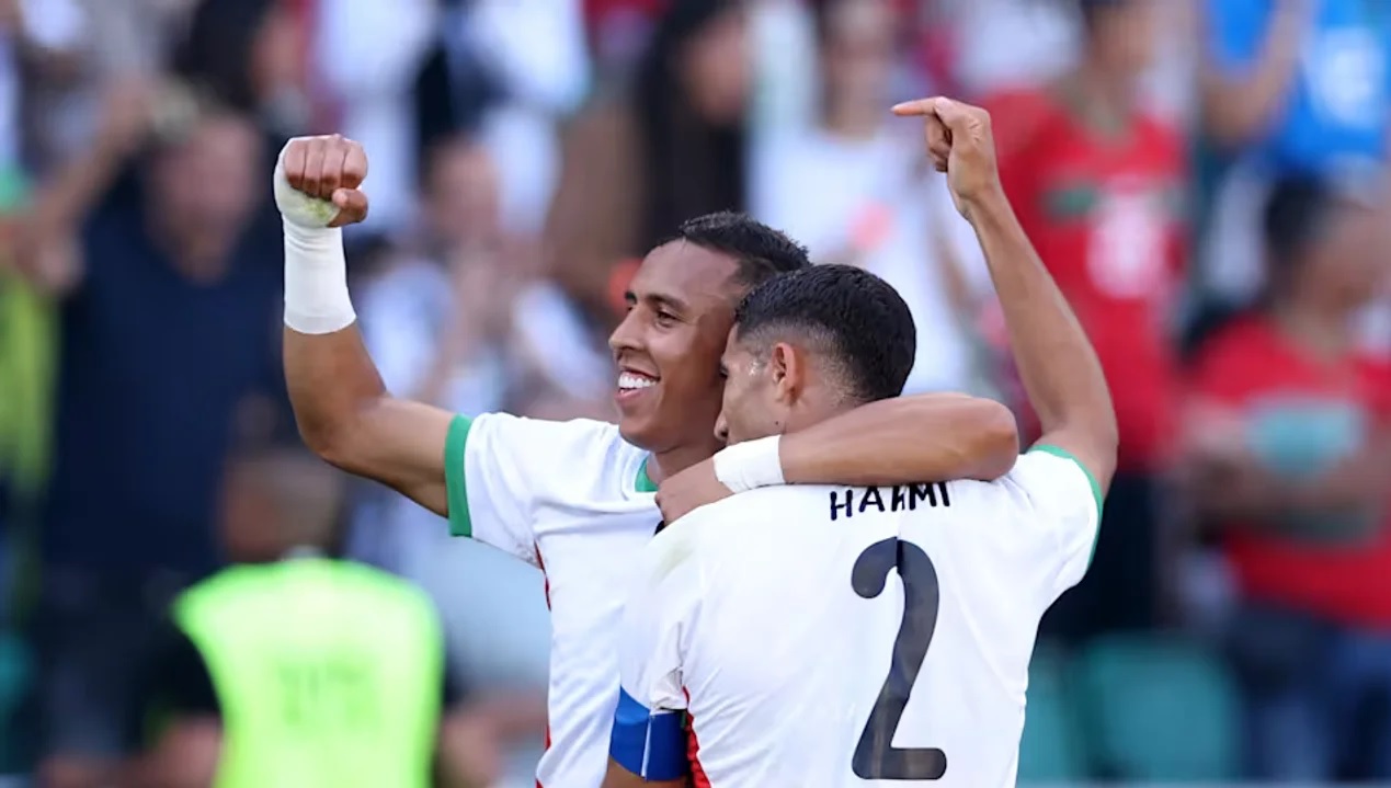 El goleador Rahimi y el capitán Achraf Hakimi, festejan la conquista de Marruecos en París. 