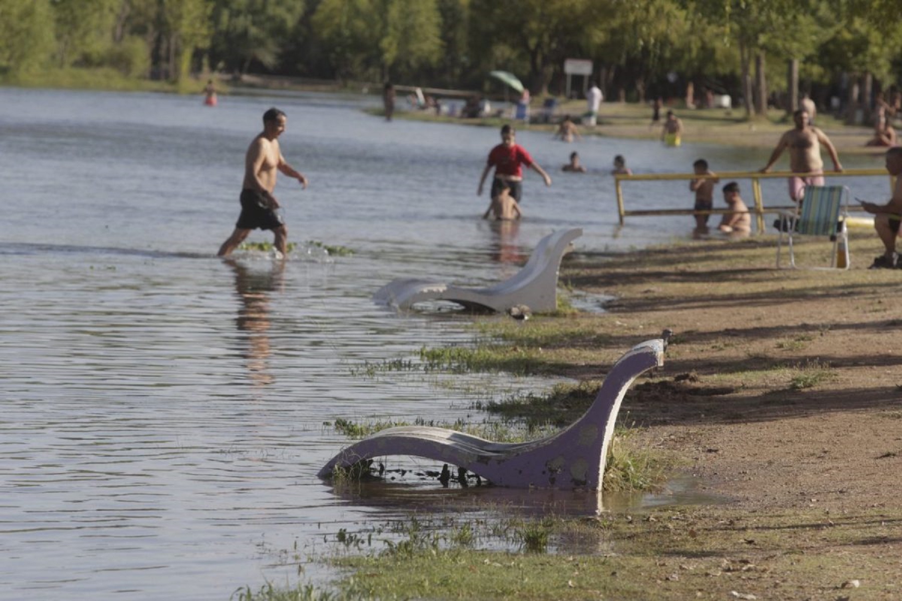 La preocupación radica en la dificultad para drenar las aguas hacia el río Limay. Foto: archivo.