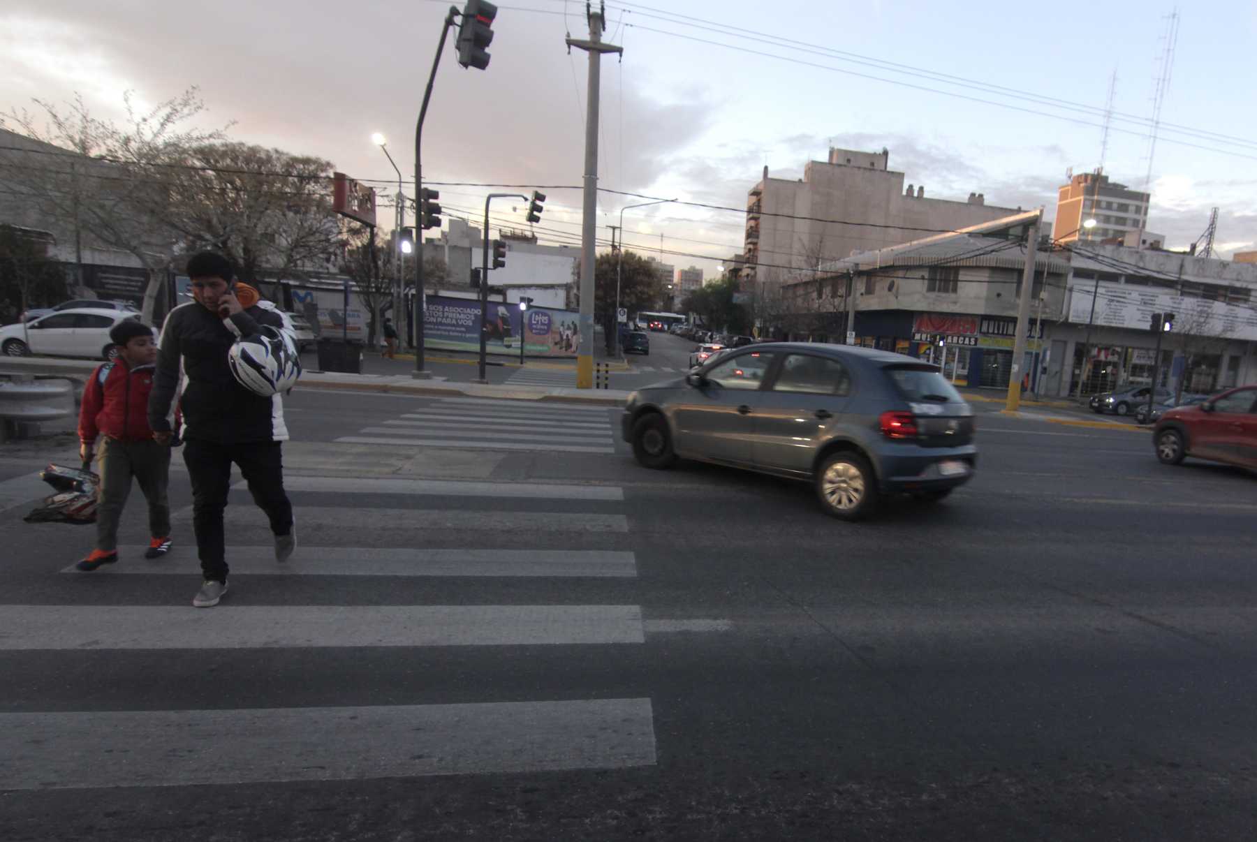 En seis puntos de la avenida Mosconi (ex ruta22) no se podrá girar más a la izquierda (foto Oscar Livera)