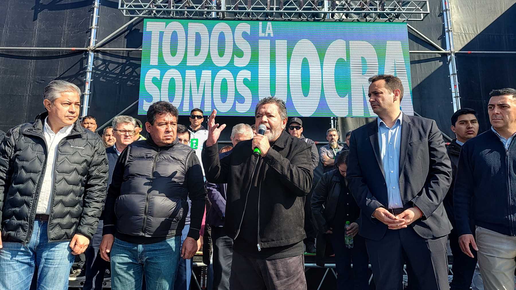 Gerardo Martínez, titular de la Uocra nacional junto al representante de Neuquén, Juan Carlos Levi, en el acto de Añelo con Rolando Figueroa y Lucas Castelli (Cecilia Maletti)