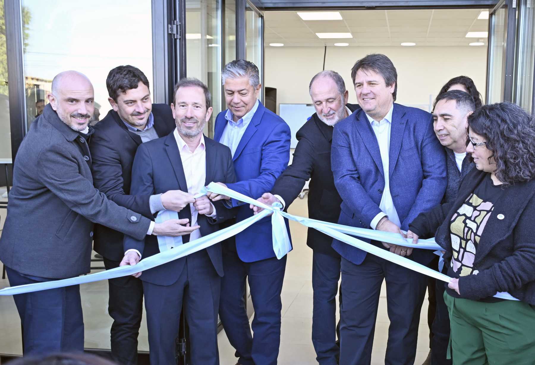 Las autoridades del IMPS, el gobernador  Figueroa y el intendente Gaido recibieron el edificio nuevo del Instituto Municipal (foto Florencia Salto)