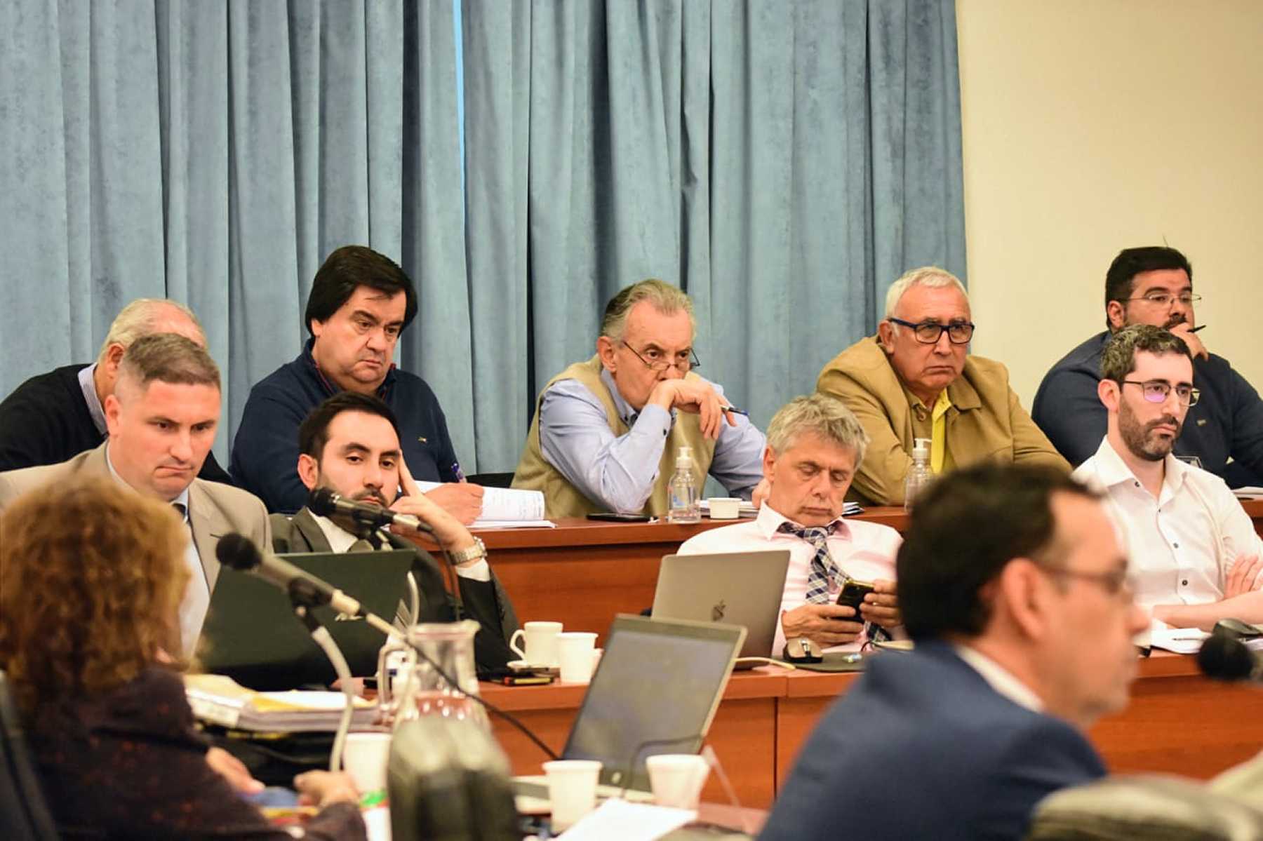 Los imputados siguen el juicio en silencio, algunos toman nota de lo que declaran los testigos. Pueden pedir la palabra en cualquier momento. (Cecilia Maletti)