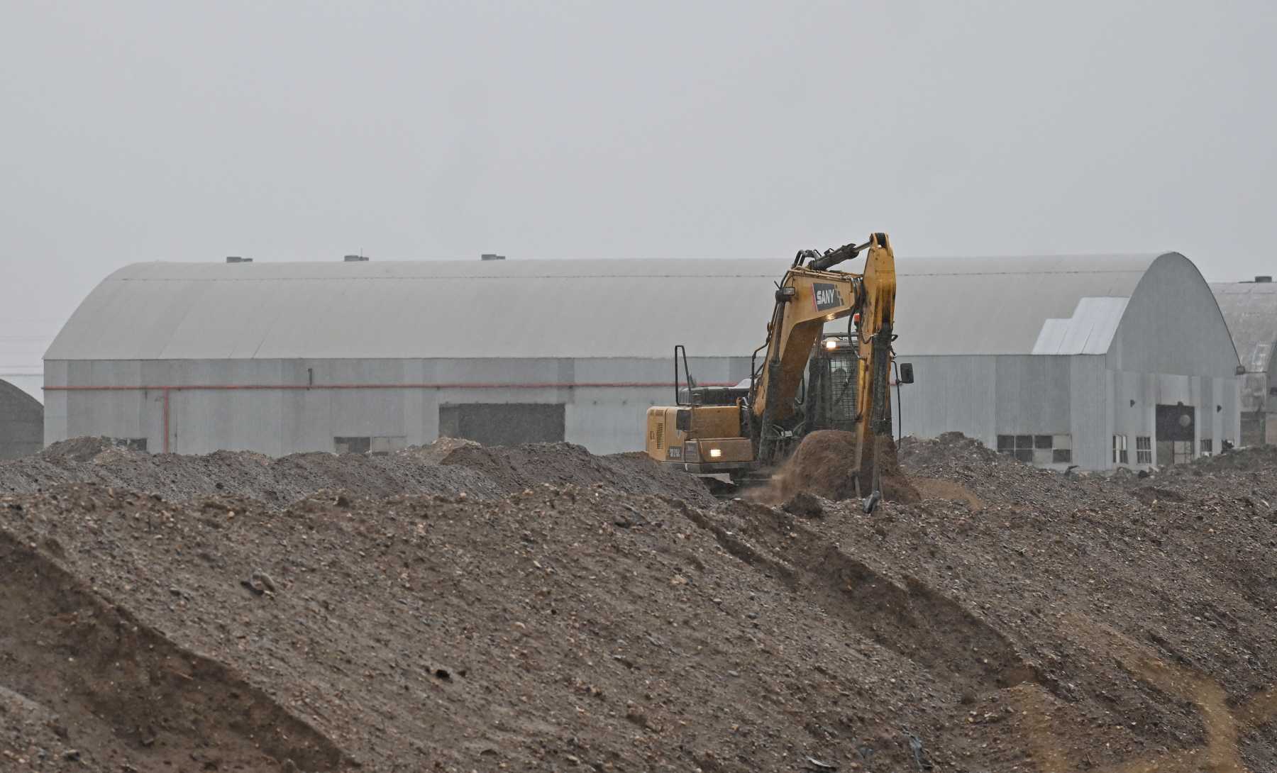 La empresa Comarsa acopia los lodos empetrolados en el Distrito VI sin posibilidad de tratamiento (foto Florencia Salto)