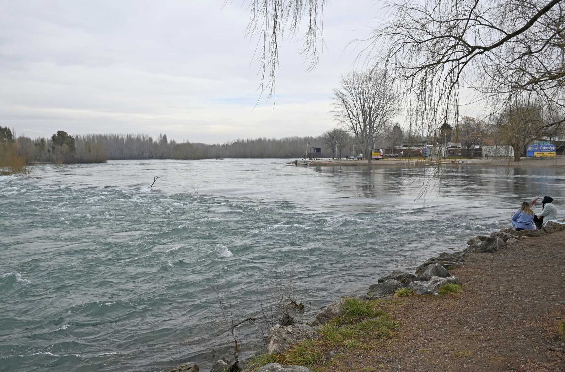 El río Limay en su cauce madre se muestra correntoso en la costanera de la ciudad de Neuquén (foto Florencia Salto)