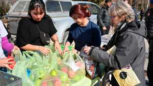 Vuelve el Frutazo a la Universidad del Comahue en Neuquén: qué podés conseguir en la feria a 1000 pesos el kilo