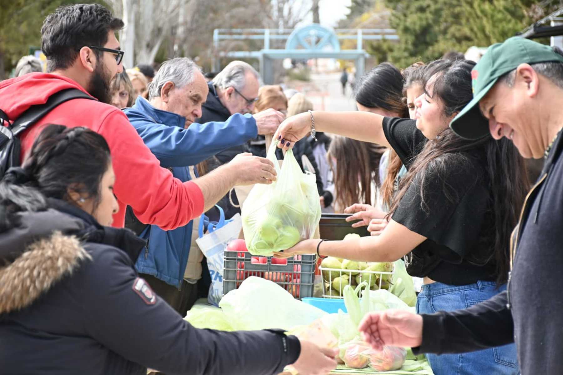 Convocante feria en la Universidad Nacional del Comahue en Neuquén. Foto: Florencia Salto. 