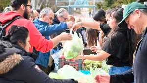 Frutazo en la Universidad del Comahue: filas para comprar en la feria a 1000 pesos el kilo