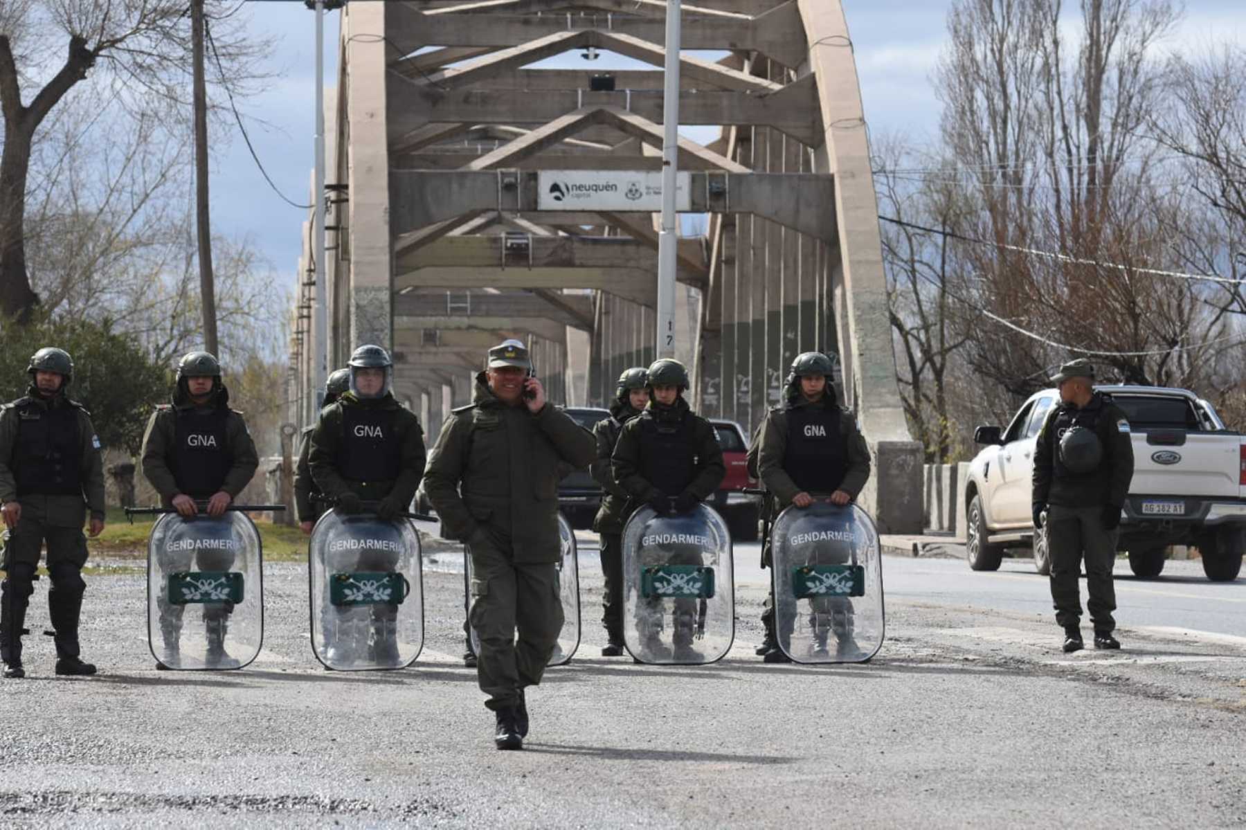 Desembarca en Neuquén el primer grupo de Gendarmería para el escuadrón antibloqueos de Vaca Muerta . Foto: Matias Subat. 